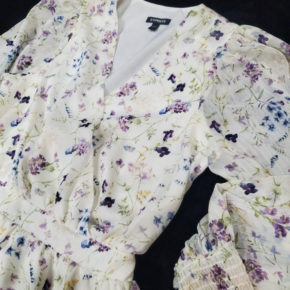 Express Floral V-Neck Blouse - Picture 2 of 9